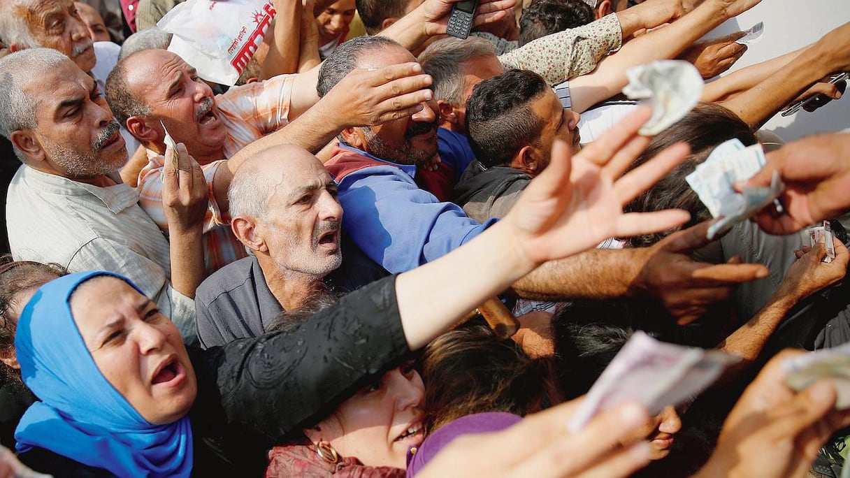 Des populations du Caire se bouscule pour du sucre distribué en ration