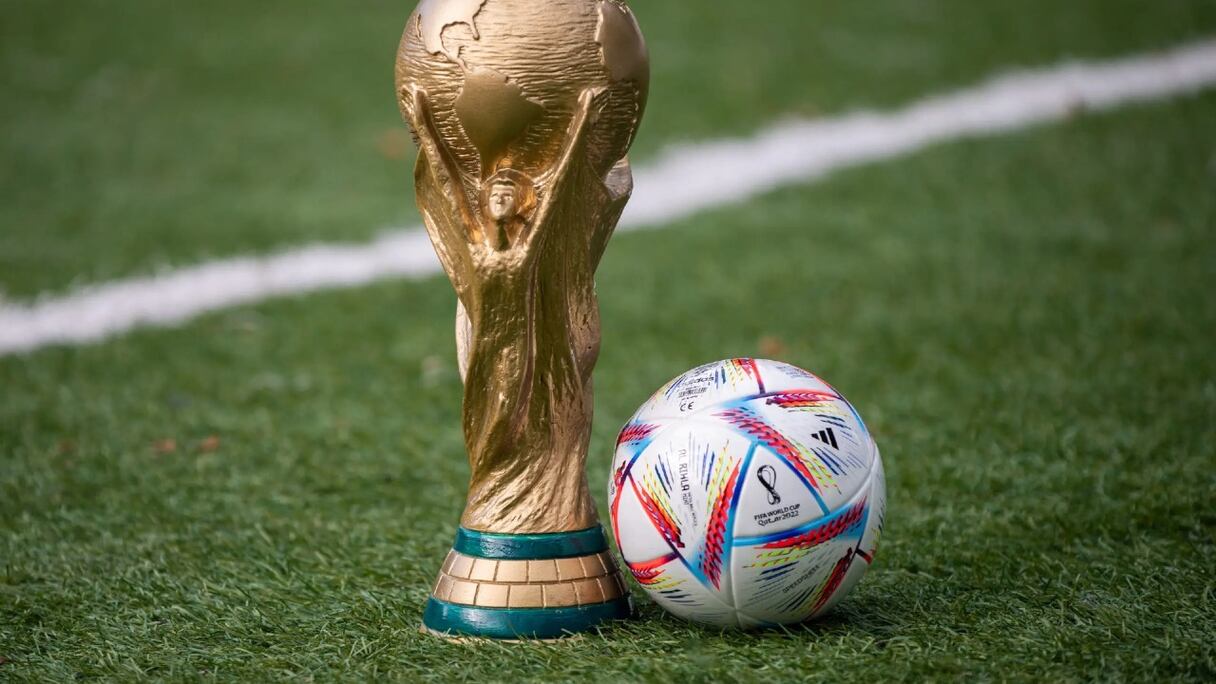 Le Trophée et le ballon de la Coupe du monde.