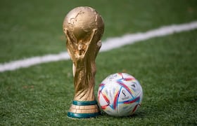 Le Trophée et le ballon de la Coupe du monde.
