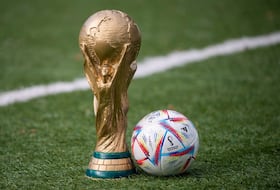 Le Trophée et le ballon de la Coupe du monde.