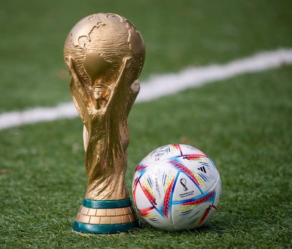 Le Trophée et le ballon de la Coupe du monde.