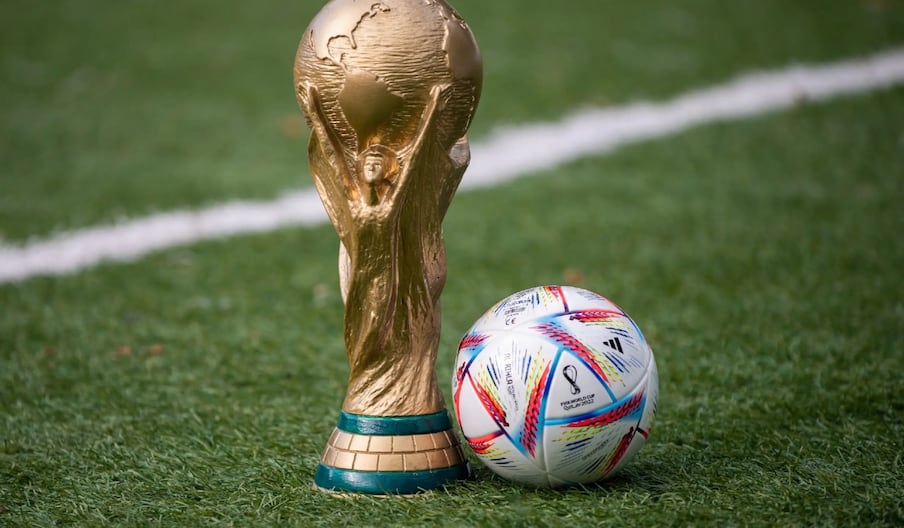 Le Trophée et le ballon de la Coupe du monde.