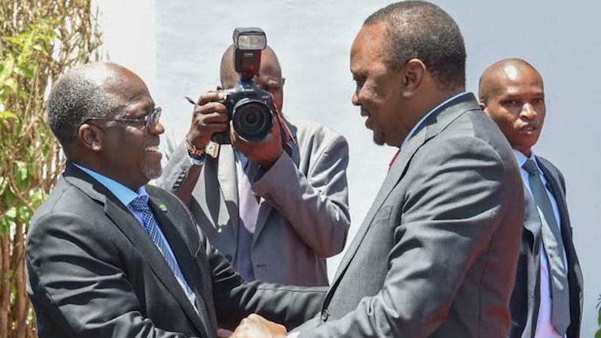 Le président tanzanien, John Magufuli, avec son homologue kényan, Uhuru Kenyatta.