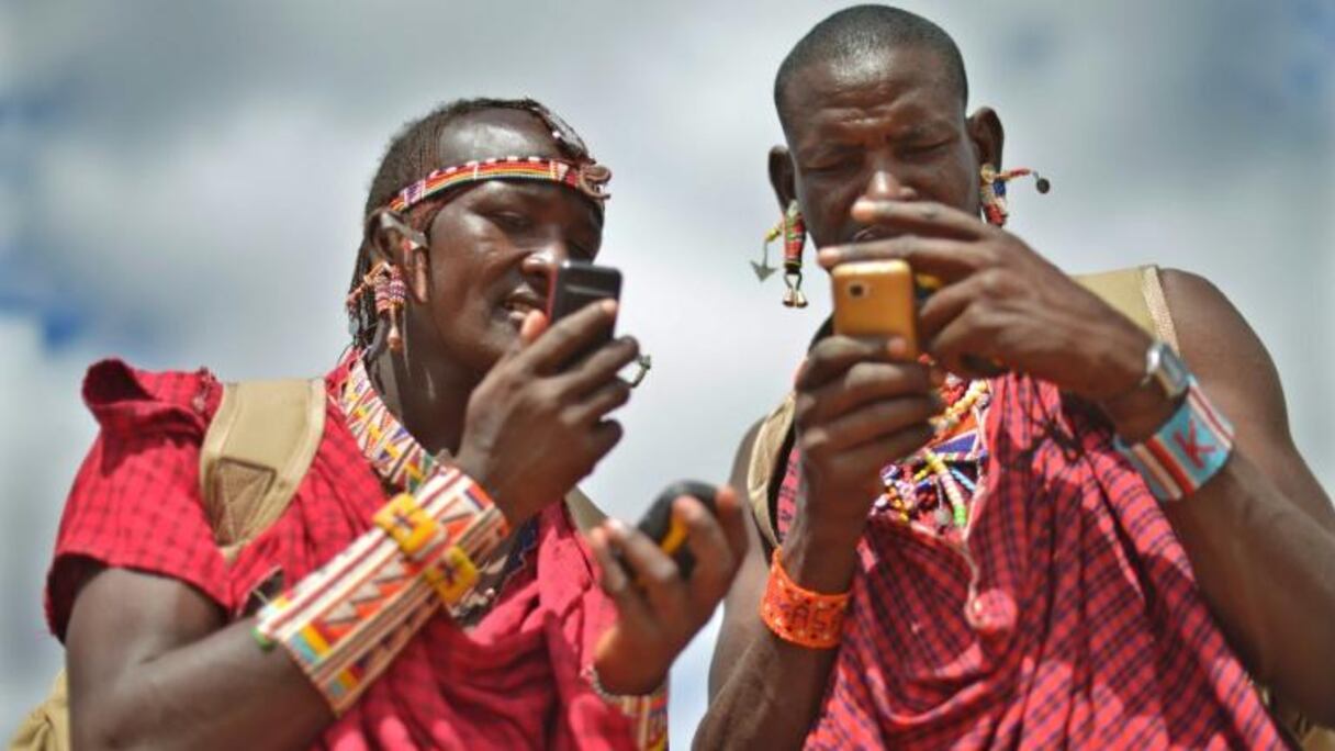 Guerriers Masaï pistant des lions grâce à leur GPS.
