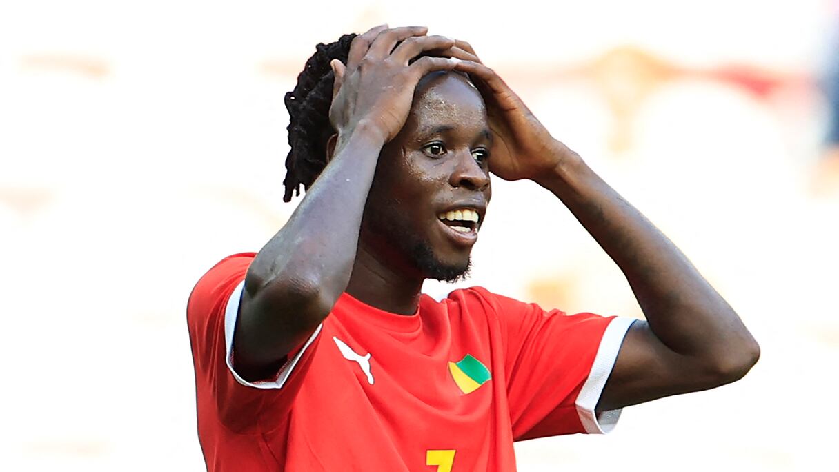 L'attaquant guinéen, Aliou Balde après une occasion manquée contre la Nouvelle-Zélande lors des JO 2024, à Nice le 24 juillet 2024.