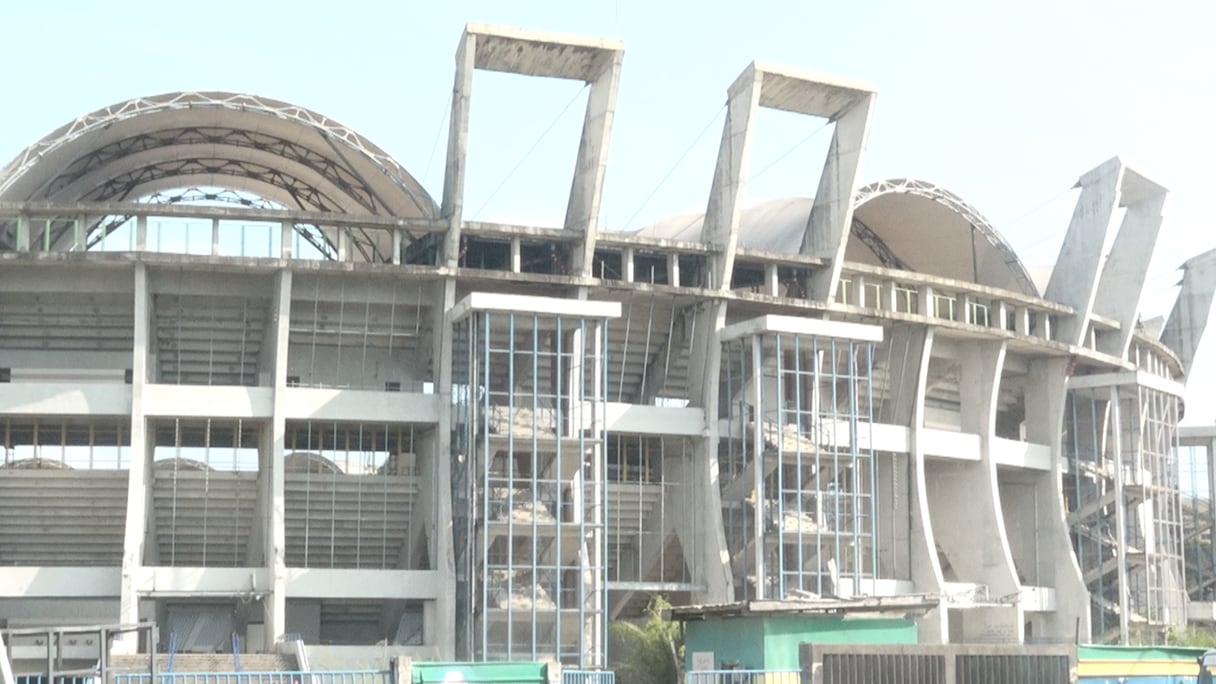 Le stade Stade Omnisport Omar Bongo dans un état de délabrement avancé.
