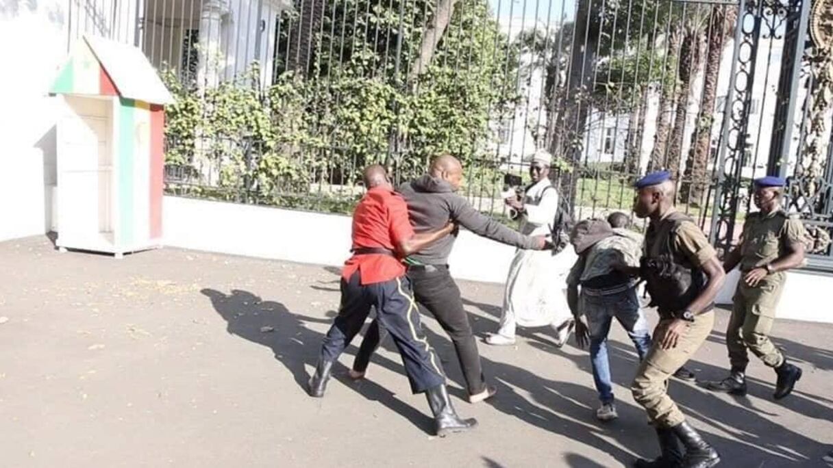 Guy Marius Sagna devant le palais