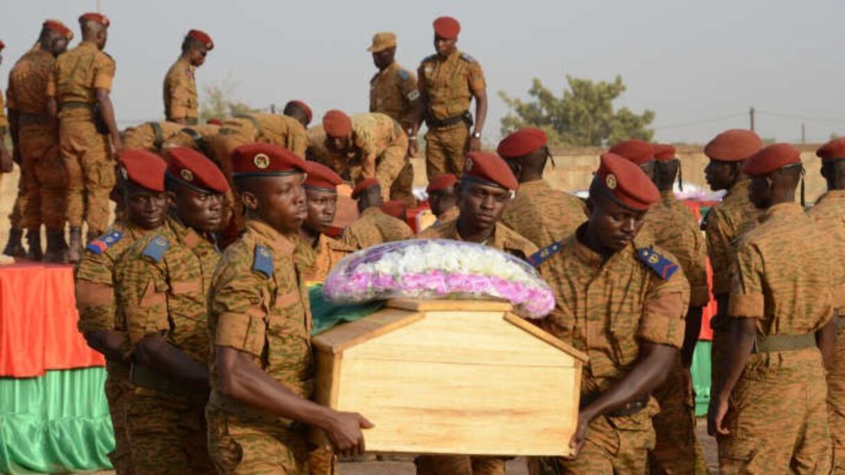 Des soldats burkinabè portant le cercueil d'un frère d'arme.