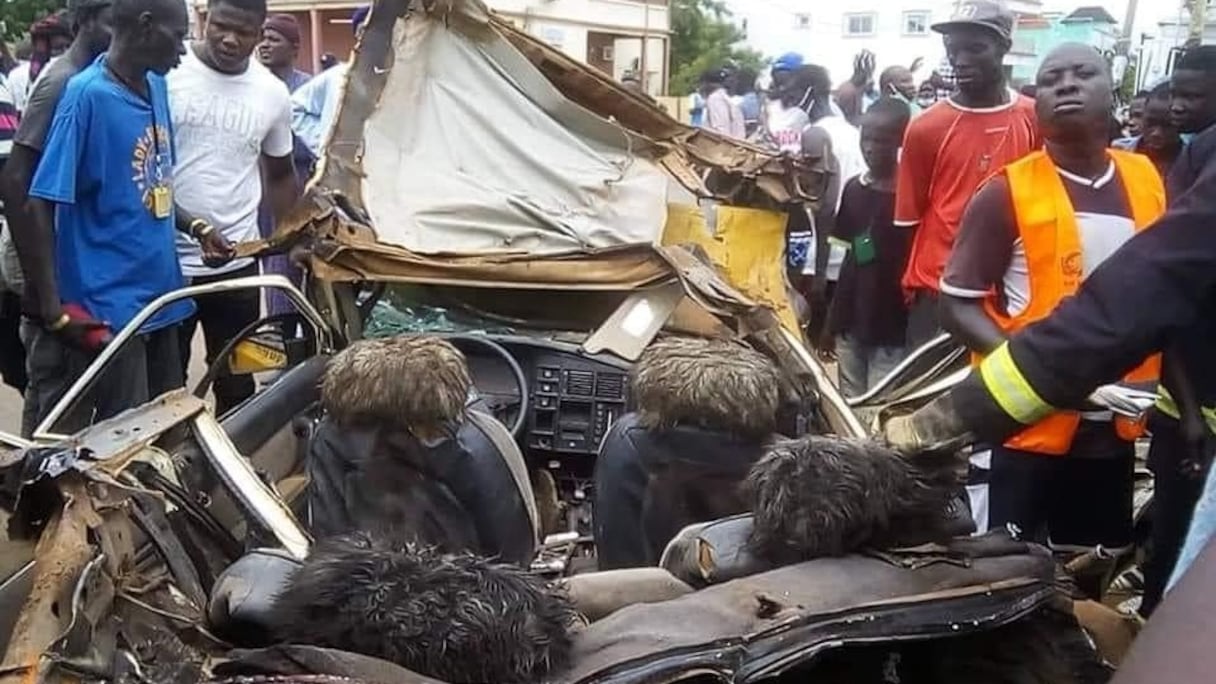 A Kaolack, ce 15 août 2021, il a fallu l'intervention d'une grue pour soulever le camion et extraire les corps des passagers du taxi.