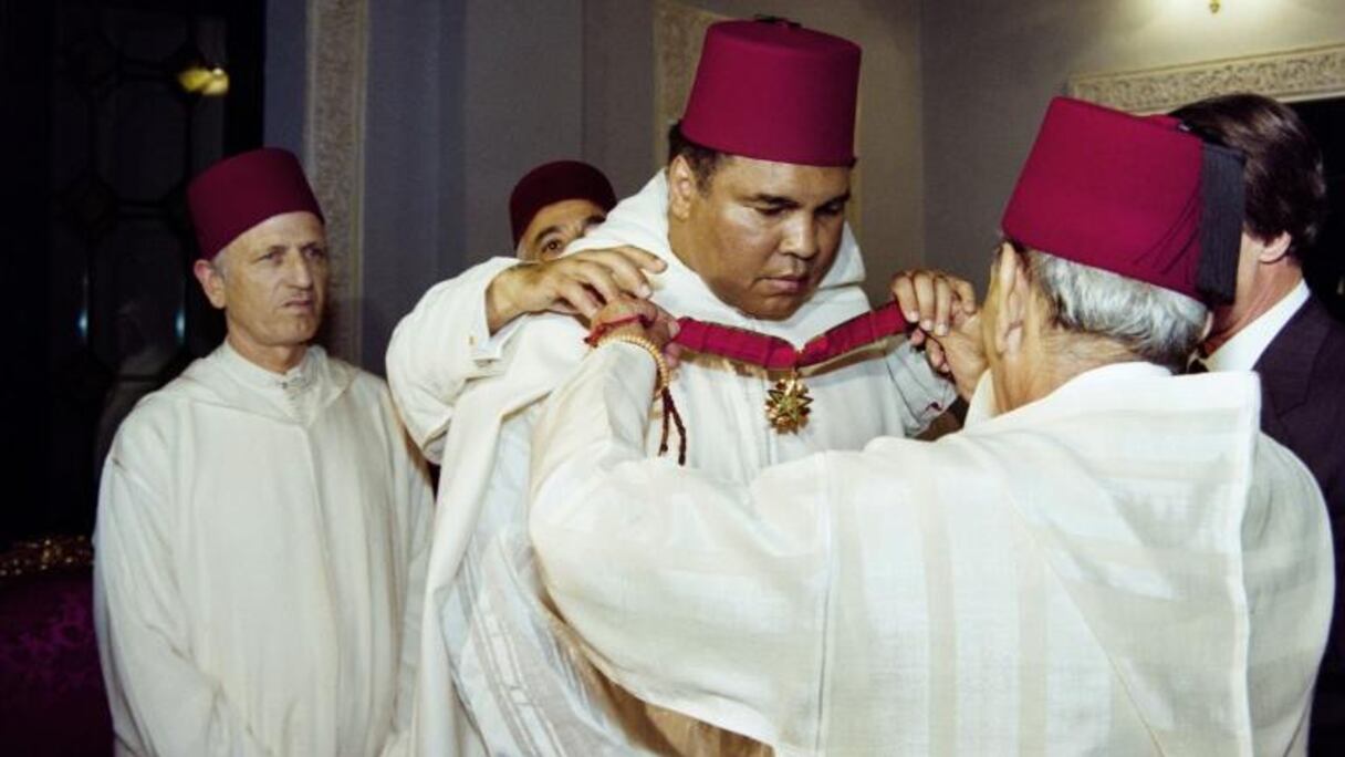 Le roi du Maroc Hassan II décore Mohamed Ali lors d'une cérémonie au Palais Royal à Rabat le 15 janvier 1998.