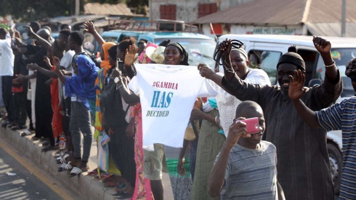 Un gambienne brandit un tee-shirt sur lequel est imprimée la phrase "Gambia has decided". C'est avec ce hashtag #GambiaHasDecided que les réseaux sociaux se sont accaparés de la victoire de l'opposition.