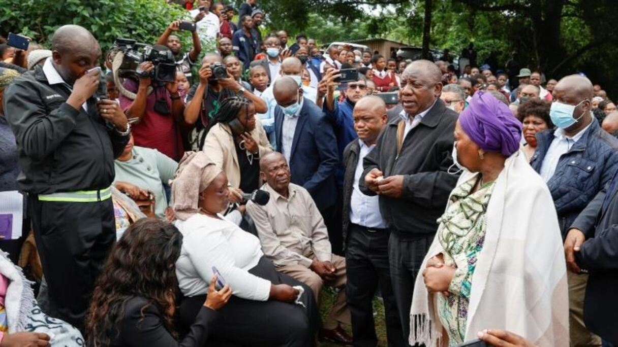 Le président Ramaphosa rendant visite aux victimes des inondations.