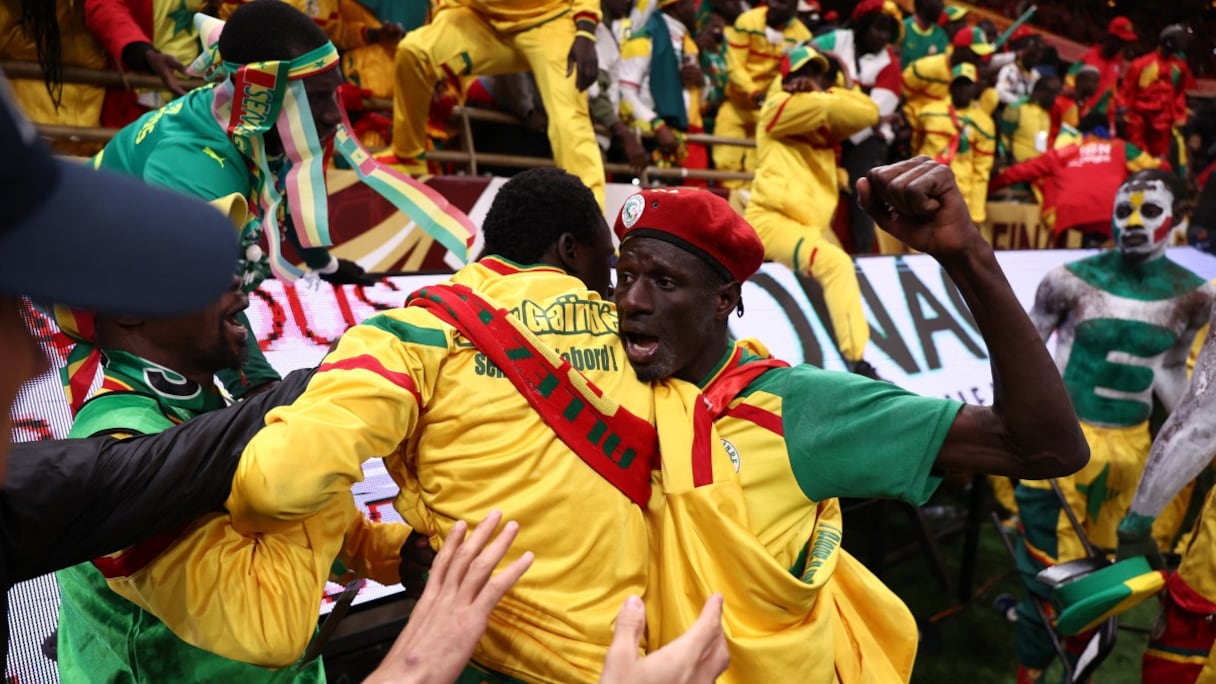 Des supporters sénégalais envahissant la pelouse du Stade Moulay Abdellah et attaquant les forces de l'ordre lors de la finale de la CAN 2025, dimanche 18 janvier 2026.