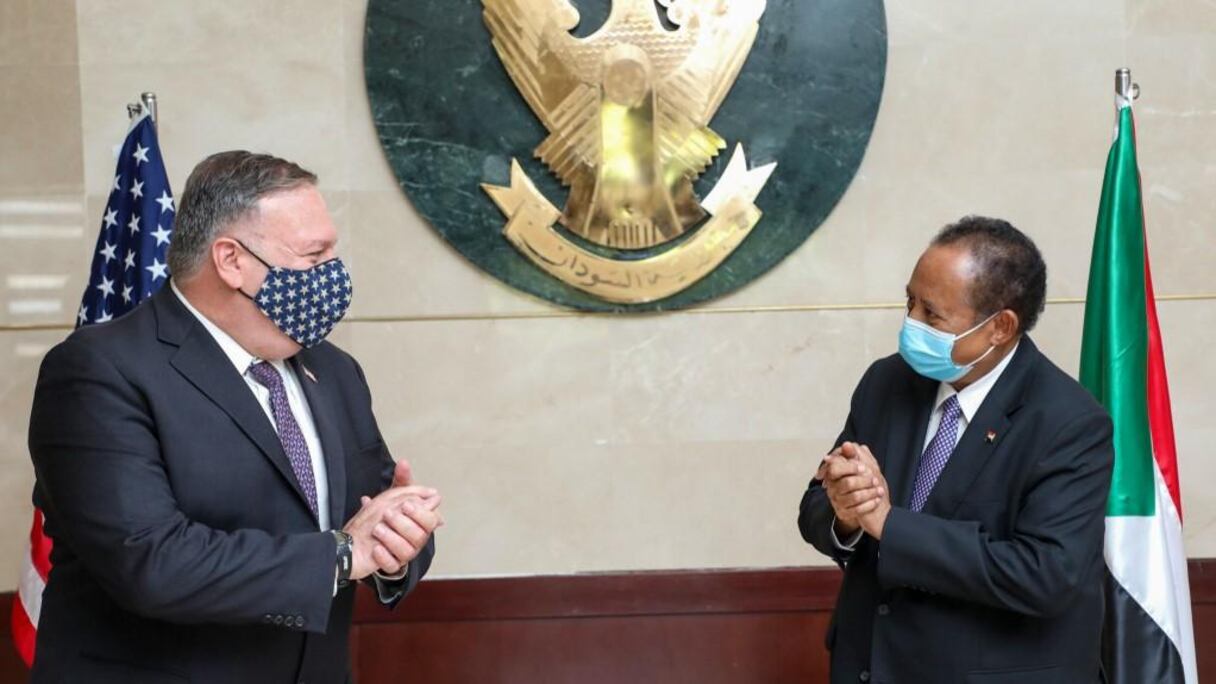 Mike Pompeo, Secrétaire d'Etat américain (G) saluant Abdallah Hamdok (D), le Premier ministre soudanais à Khartoum.