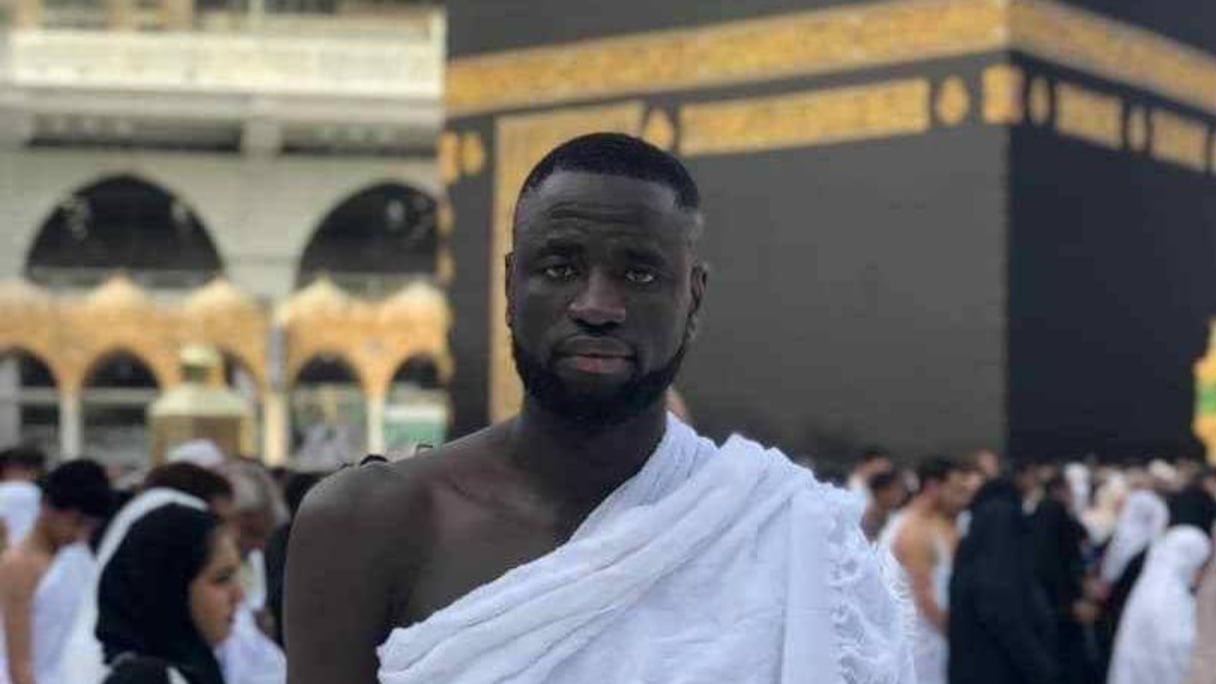 Cheikhou Kouyaté devant la Kaaba