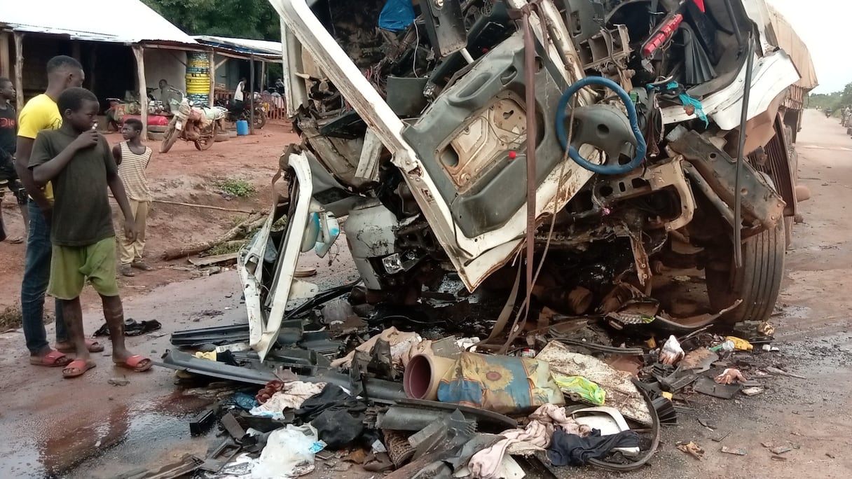 Un camion écrase un véhicule particulier.