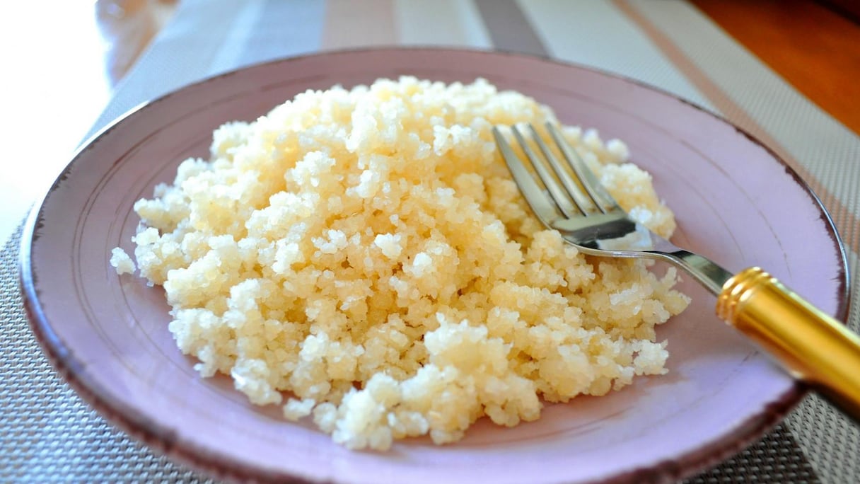 Avant d'obtenir ce délicieux plat d'attiéké, il a fallu un long processus de travail de Juliette et son équipe. (faites défiler les photos)