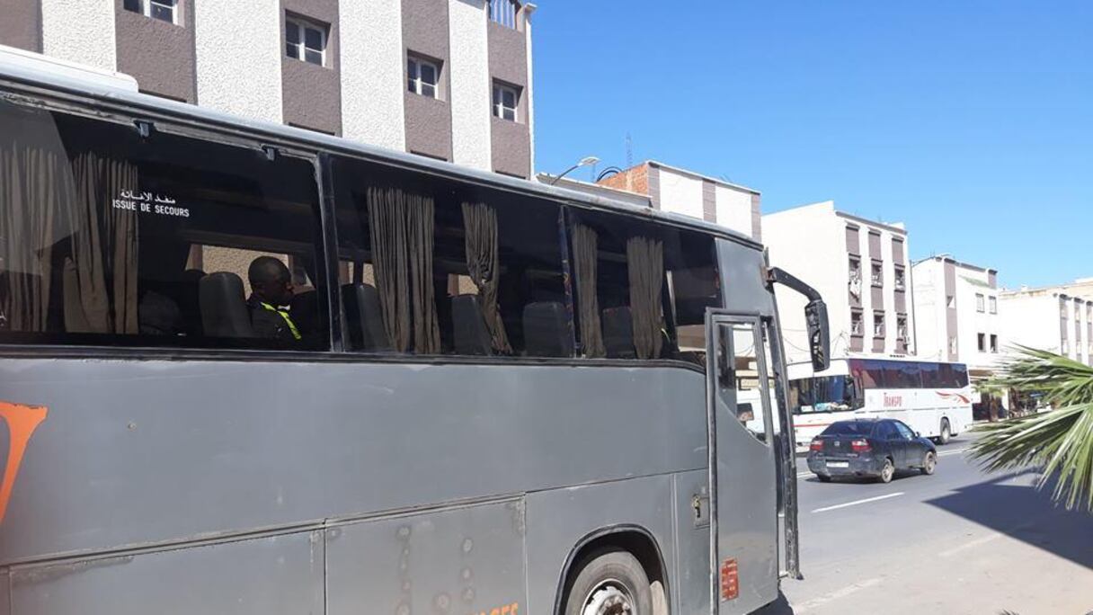 L'autocar à bord duquel l'équipe de Génération Foot a fait le trajet de l'aéroport d'Oujda Angads à Saadia.