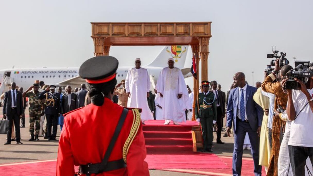 Les deux présidents gambien et sénégalais au moment des hymnes nationaux.