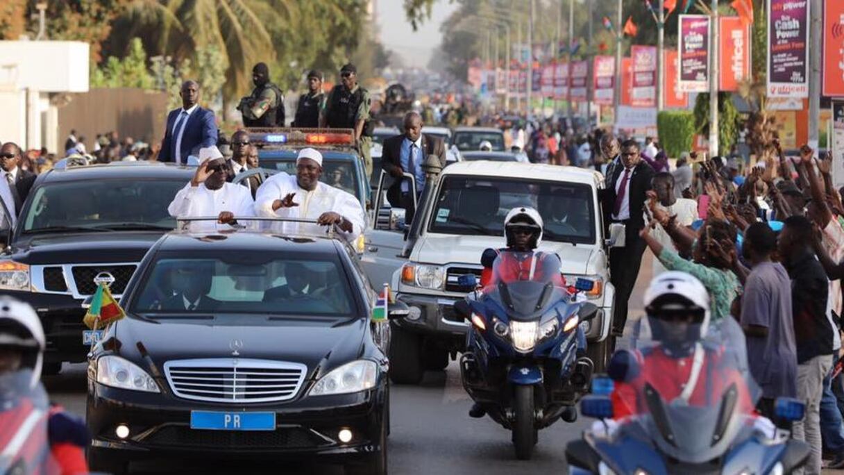 Le président sénégalais reçoit un accueil populaire après son rôle joué dans la résolution de la crise post-électorale.