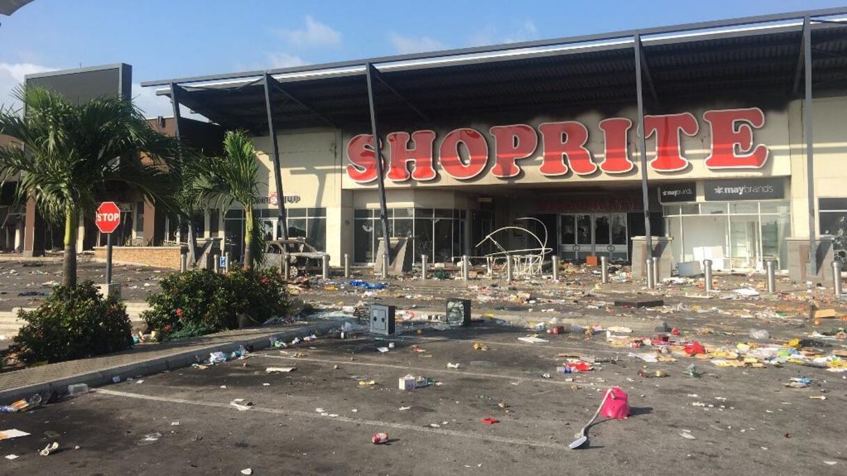Un supermarché Shoprite dévalisé par les émeutiers.
