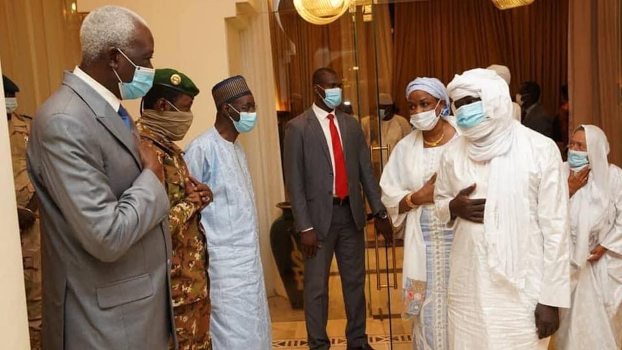 Soumaïla Cissé et Sophie Pétronin reçus par le président de la transition malienne.