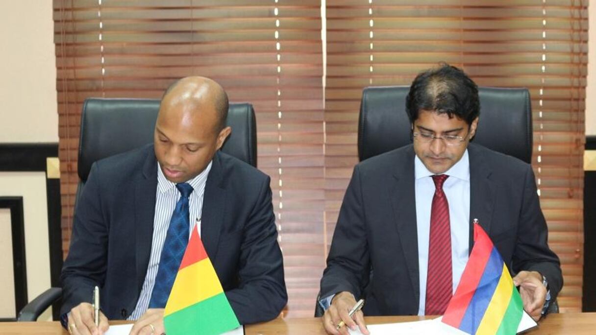 Signature de la convention de partenariat entre Gabriel Curtis, directeur général de l’APIP Guinée, et Ken Poonoosamy, directeur général du BOI de l'Ile Maurice.