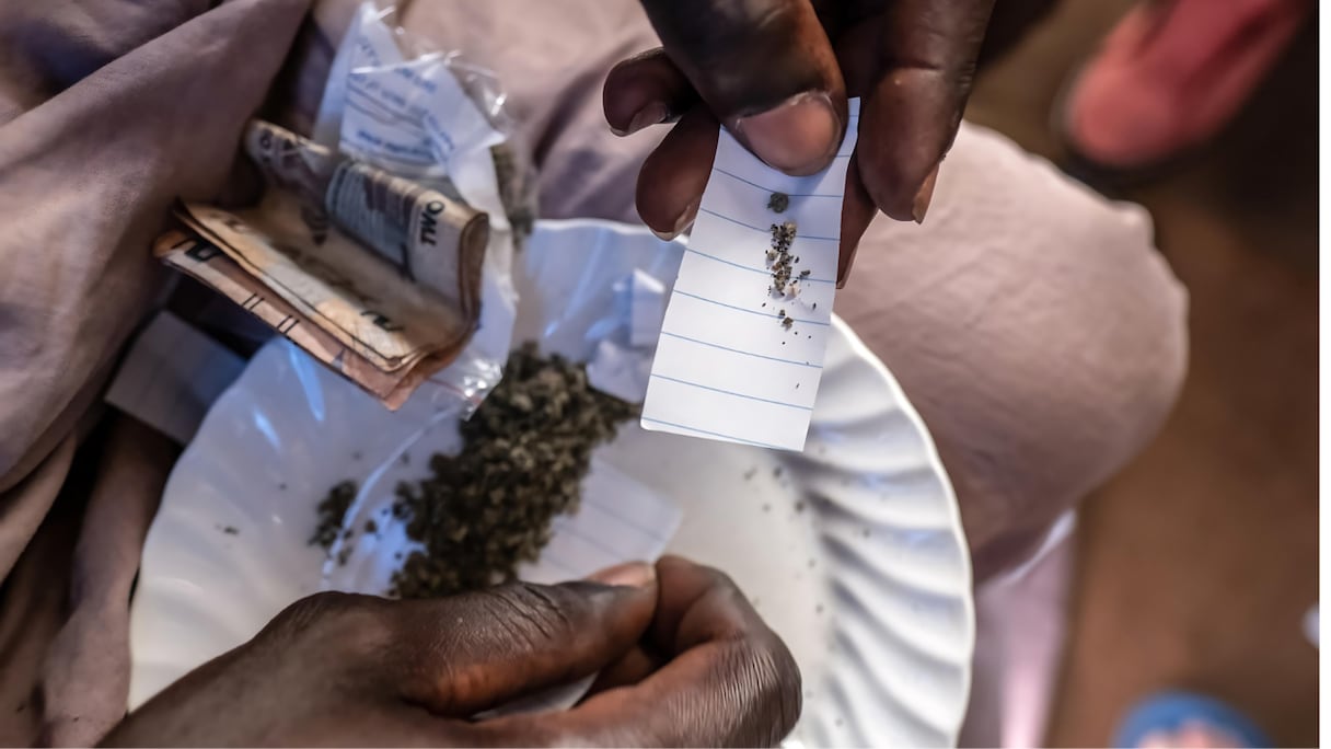 Un jeune enfilant un joint de kush, une drogue de synthèse mortelle.