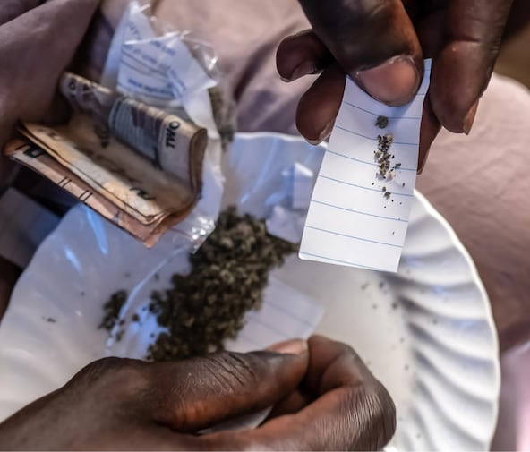 Un jeune enfilant un joint de kush, une drogue de synthèse mortelle.