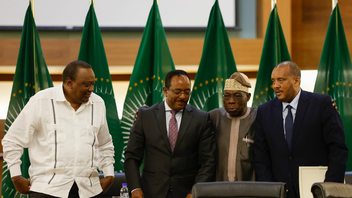 Le président kényan Uhuru Kenyatta (L), Redwan Hussein (2e L), représentant du gouvernement éthiopien, envoyé spécial de l'Union africaine dans la Corne de l'Afrique et ancien président nigérian Olusegun Obasanjo (2e R) et Getachew Reda (R), représentant du peuple du Tigré Front de libération (TPLF), veille à la signature d'un accord de paix lors d'une conférence de presse concernant les négociations menées par l'Union africaine pour résoudre le conflit en Éthiopie dans les bureaux du Département des relations internationales et de la coopération (DIRCO) à Pretoria le 2 novembre 2022