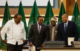 Le président kényan Uhuru Kenyatta (L), Redwan Hussein (2e L), représentant du gouvernement éthiopien, envoyé spécial de l'Union africaine dans la Corne de l'Afrique et ancien président nigérian Olusegun Obasanjo (2e R) et Getachew Reda (R), représentant du peuple du Tigré Front de libération (TPLF), veille à la signature d'un accord de paix lors d'une conférence de presse concernant les négociations menées par l'Union africaine pour résoudre le conflit en Éthiopie dans les bureaux du Département des relations internationales et de la coopération (DIRCO) à Pretoria le 2 novembre 2022