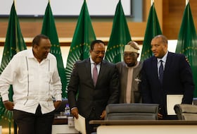 Le président kényan Uhuru Kenyatta (L), Redwan Hussein (2e L), représentant du gouvernement éthiopien, envoyé spécial de l'Union africaine dans la Corne de l'Afrique et ancien président nigérian Olusegun Obasanjo (2e R) et Getachew Reda (R), représentant du peuple du Tigré Front de libération (TPLF), veille à la signature d'un accord de paix lors d'une conférence de presse concernant les négociations menées par l'Union africaine pour résoudre le conflit en Éthiopie dans les bureaux du Département des relations internationales et de la coopération (DIRCO) à Pretoria le 2 novembre 2022