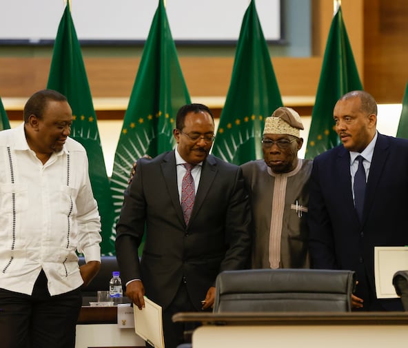 Le président kényan Uhuru Kenyatta (L), Redwan Hussein (2e L), représentant du gouvernement éthiopien, envoyé spécial de l'Union africaine dans la Corne de l'Afrique et ancien président nigérian Olusegun Obasanjo (2e R) et Getachew Reda (R), représentant du peuple du Tigré Front de libération (TPLF), veille à la signature d'un accord de paix lors d'une conférence de presse concernant les négociations menées par l'Union africaine pour résoudre le conflit en Éthiopie dans les bureaux du Département des relations internationales et de la coopération (DIRCO) à Pretoria le 2 novembre 2022