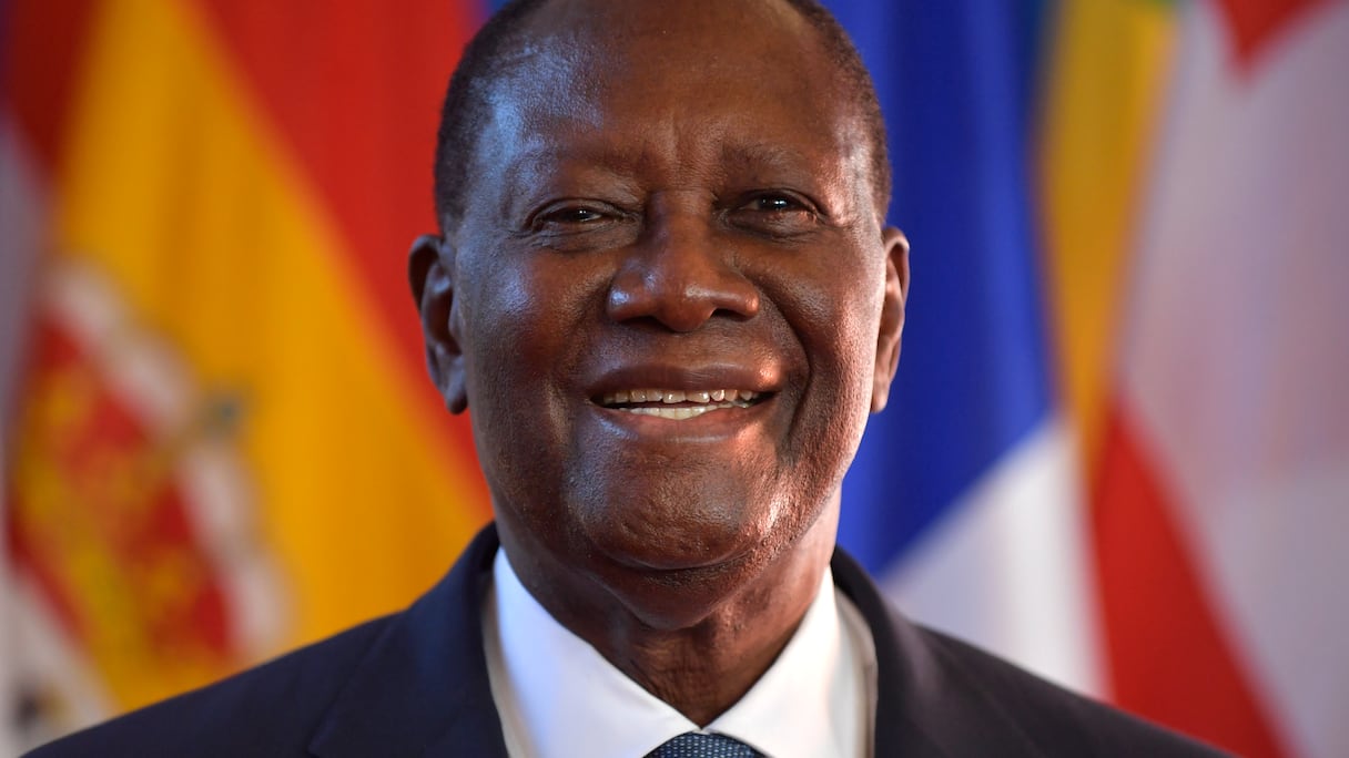 Le président ivoirien Alassane Ouattara pose à son arrivée pour les célébrations du 75e anniversaire de l'Organisation des Nations Unies pour l'éducation, la science et la culture (UNESCO) au siège de l'UNESCO à Paris le 12 novembre 2021.
