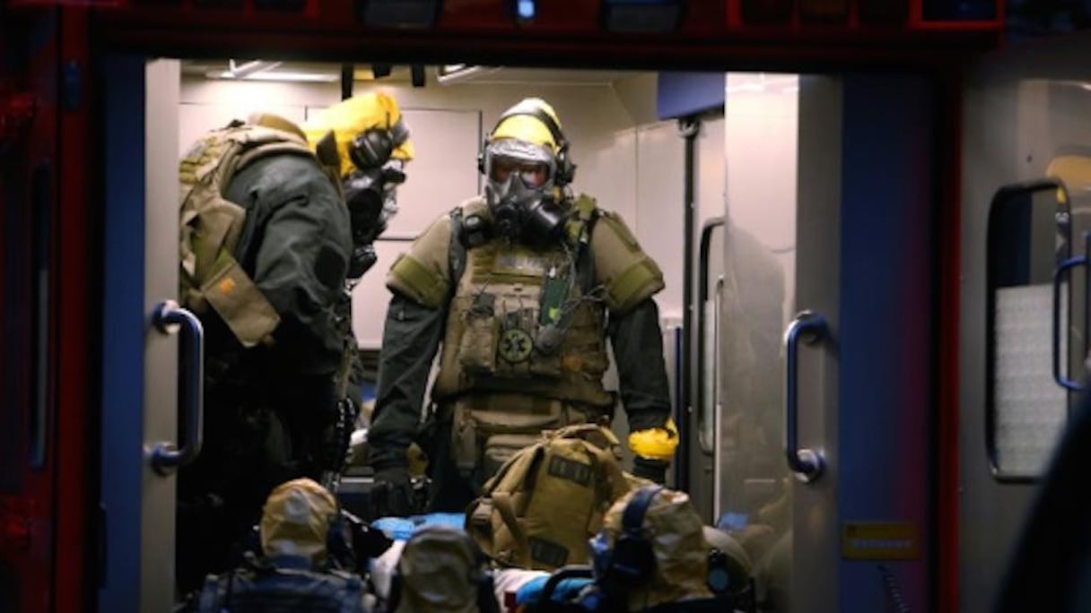 Des policiers allemands équipés de combinaisons spéciales à proximité du lieu de l'arrestation du Tunisien soupçonné de préparer de la ricine, le 12 juin 2018 à Cologne