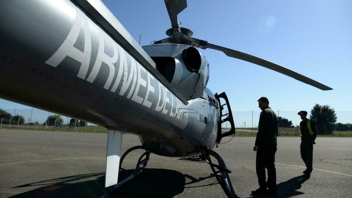 Un pilote devant un hélicoptère Fennec de l'armée de l'air française, le 14 juillet 2017.