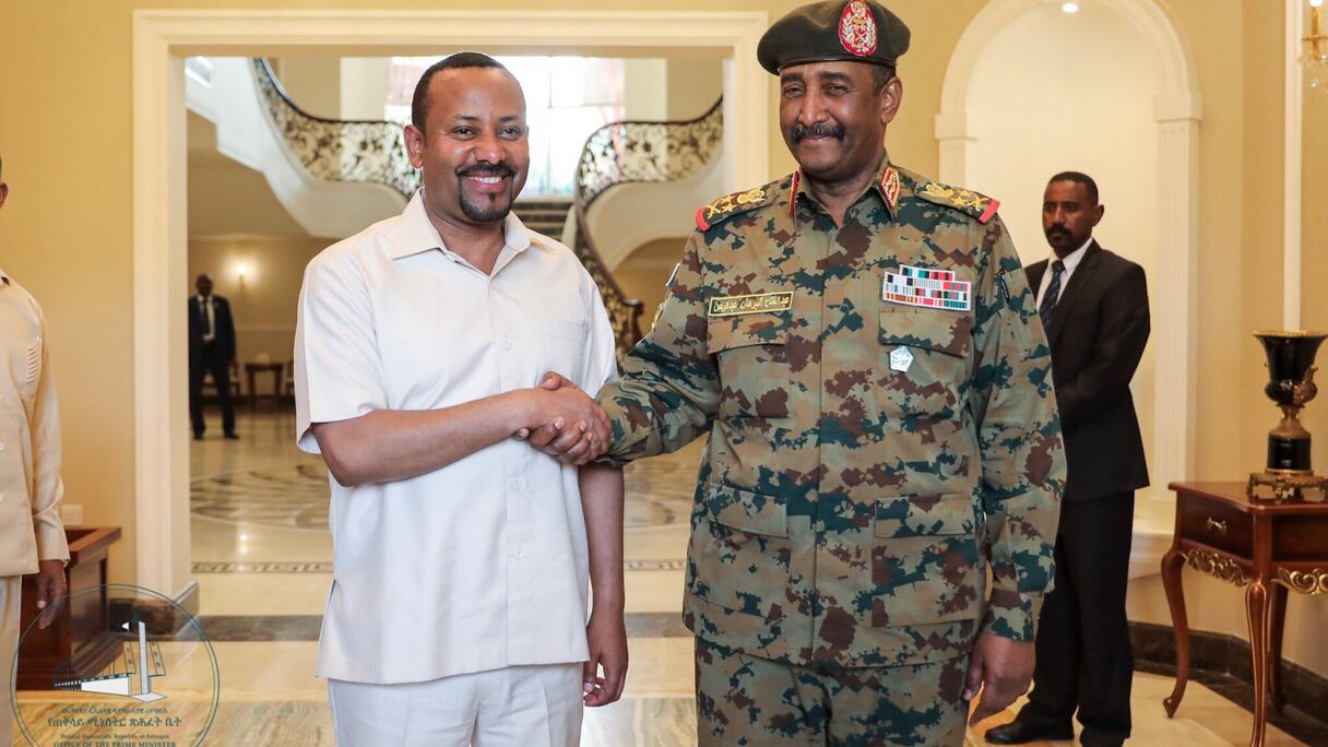 Le Premier ministre éthiopien Abiy Ahmed avec le général Abdel Fattah al-Burhane, chef du Conseil souverain soudanais.