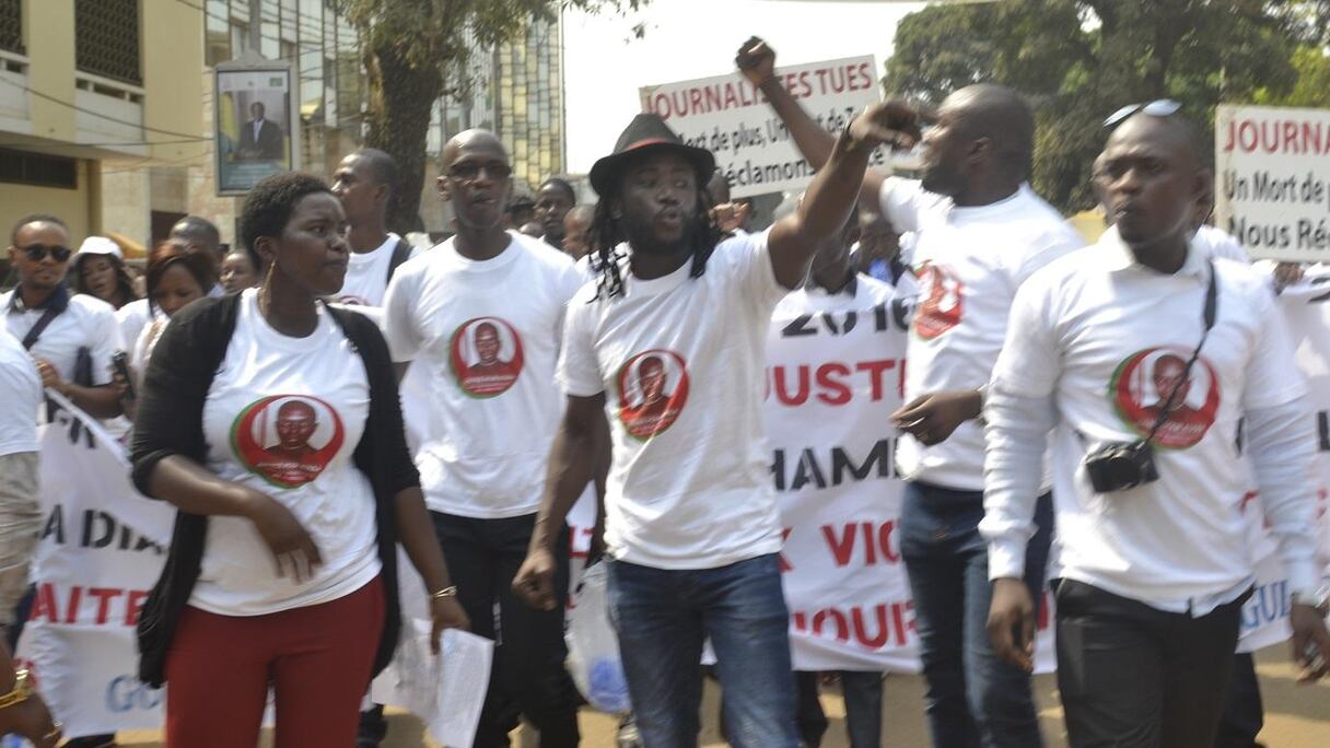 Dans cette photo, on aperçoit une affiche (en h. à g.) portant l'effigie d'Alpha Condé qui voit passer les manifestants. L'image est anecdotique, mais ô combien symbolique. Alpha agira-t-il?