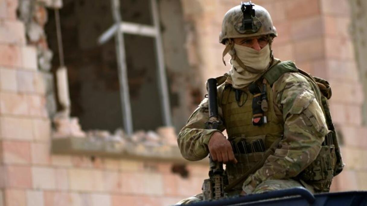 Un membre des forces spéciales tunisiennes monte la garde devant le domicile d'un extrémiste abattu, le 21 mars 2016 à Ben Guerdane 
© AFP FATHI NASRI
Tunis (AFP)