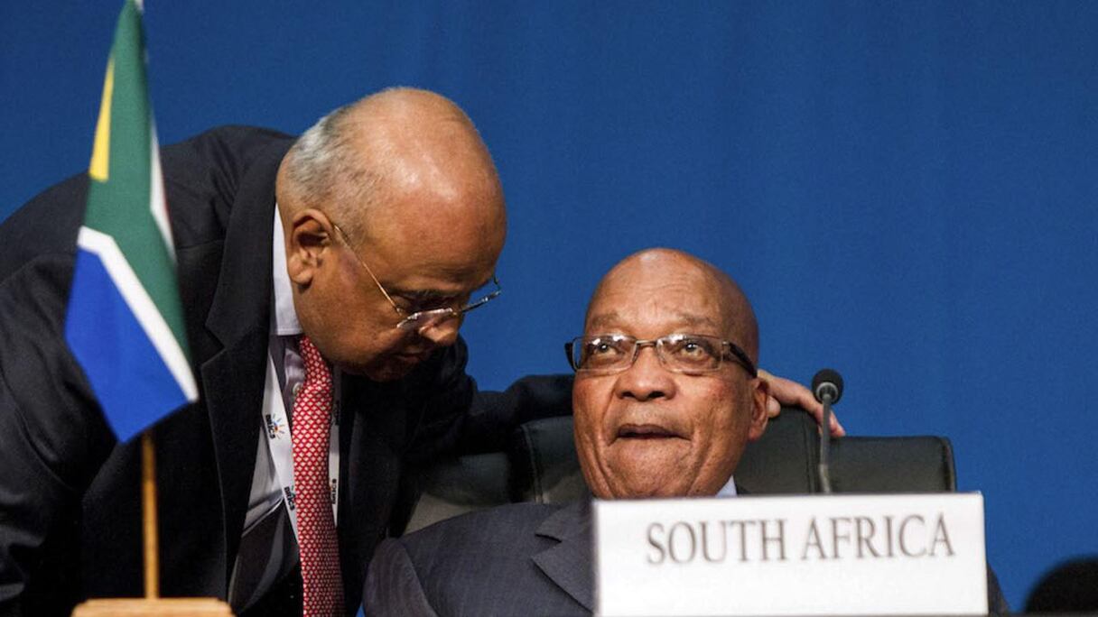 Le président sud-africain Jacob Zuma (d) et son ministre des Finances Pravin Gordhan, le 27 mars 2013 à Durban |