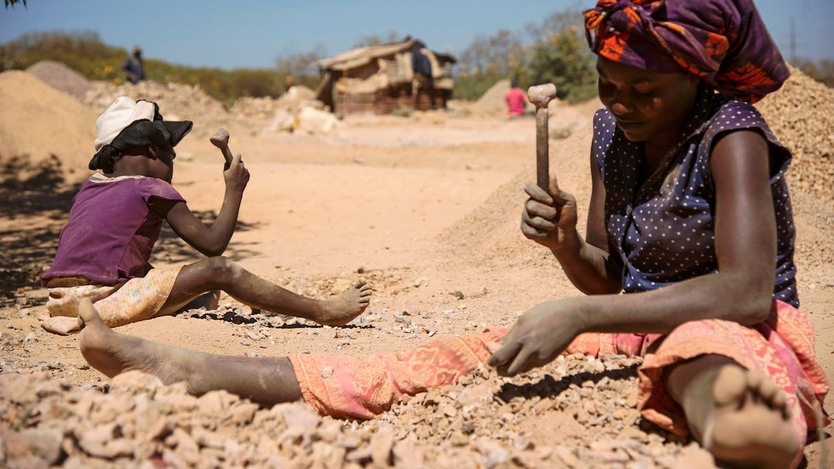 Un jeune garçon casse des roches provenant de l'extraction de cobalt dans une carrière de mine de cuivre et une fosse de cobalt à Lubumbashi le 23 mai 2016. Le prix du cuivre a fortement chuté, affectant directement les travailleurs de la ville.