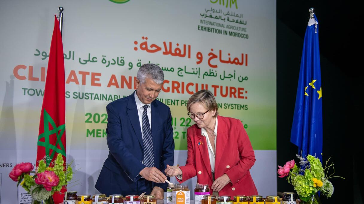 Patricia Llombart Cussac, ambassadrice de l’Union Européenne au Maroc, et le ministre marocain de l'Agriculture, Mohamed Sadiki, actant l’ouverture du marché de l’UE aux importations du miel marocain, le 23 avril 2024 à Meknès.
