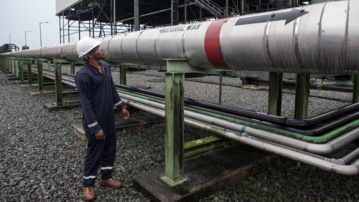 Un travailleur de la centrale électrique Afam VI vérifie un gazoduc à Port Harcourt le 29 septembre 2015. La centrale électrique Afam VI appartient à la Shell Petroleum Development Company of Nigeria (SPDC) et est entretenue par la société Dietsmann. Le Nigeria est le plus grand producteur d'Afrique, représentant environ deux millions de barils de brut par jour.