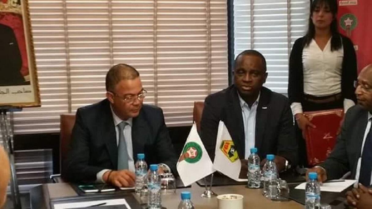 Antonio Souaré et Fouzi Lekjaa lors de la cérémonie de signature de l'accord de partenariat pour le soutien de la candidature du Maroc.