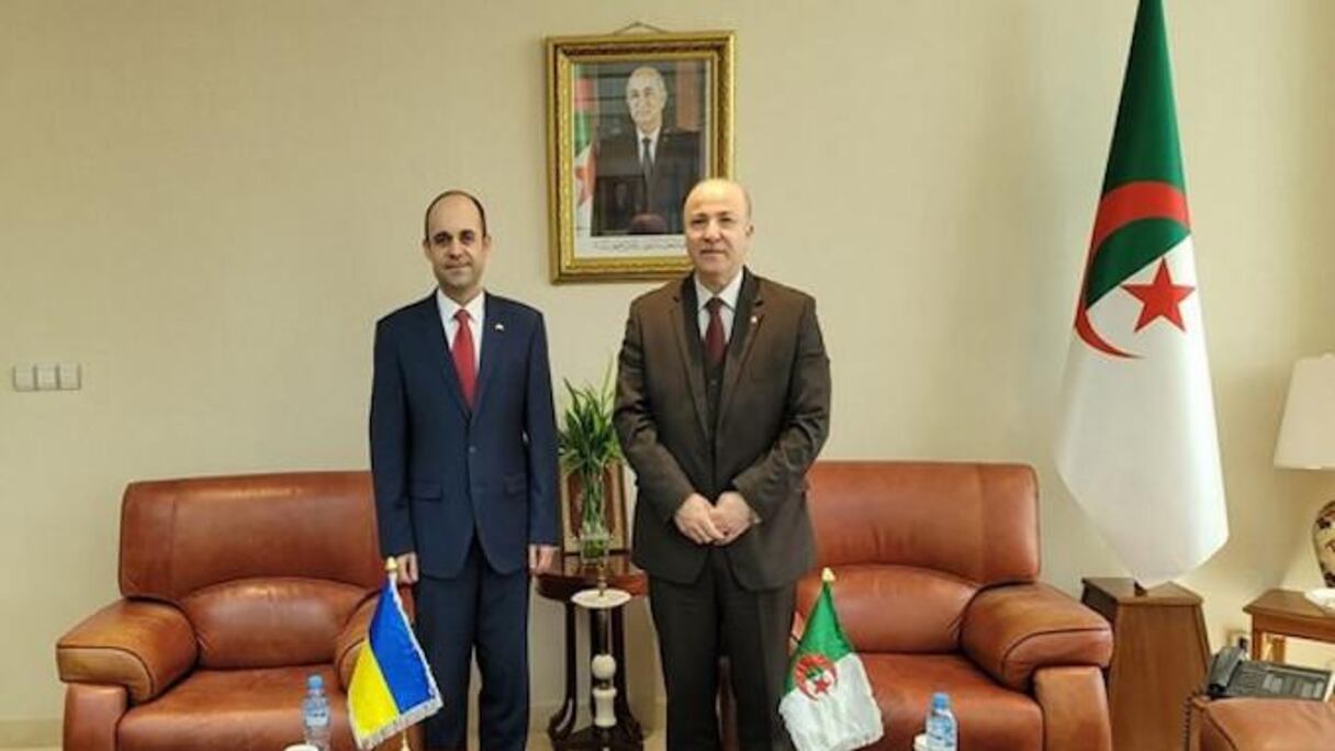 Le Premier ministre algérien, Aïmene Benabderrahmane, avec l'ambassadeur de la République d’Ukraine en Algérie, Maksym Subkh.