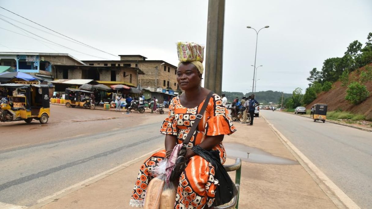 Le 22 septembre 2021, une vendeuse de rue à Noé, ville frontalière entre le Ghana et la Côte d'Ivoire.