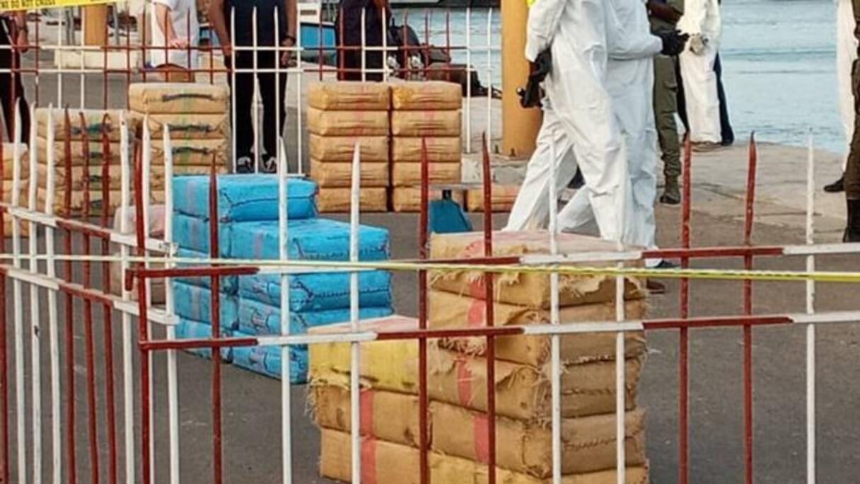 Dans la nuit du 28 au 29 avril 2020, la marine sénégalaise a procédé à la saisie record de 5 tonnes et 145 kg de cocaïne, en provenance d'Amérique du Sud.