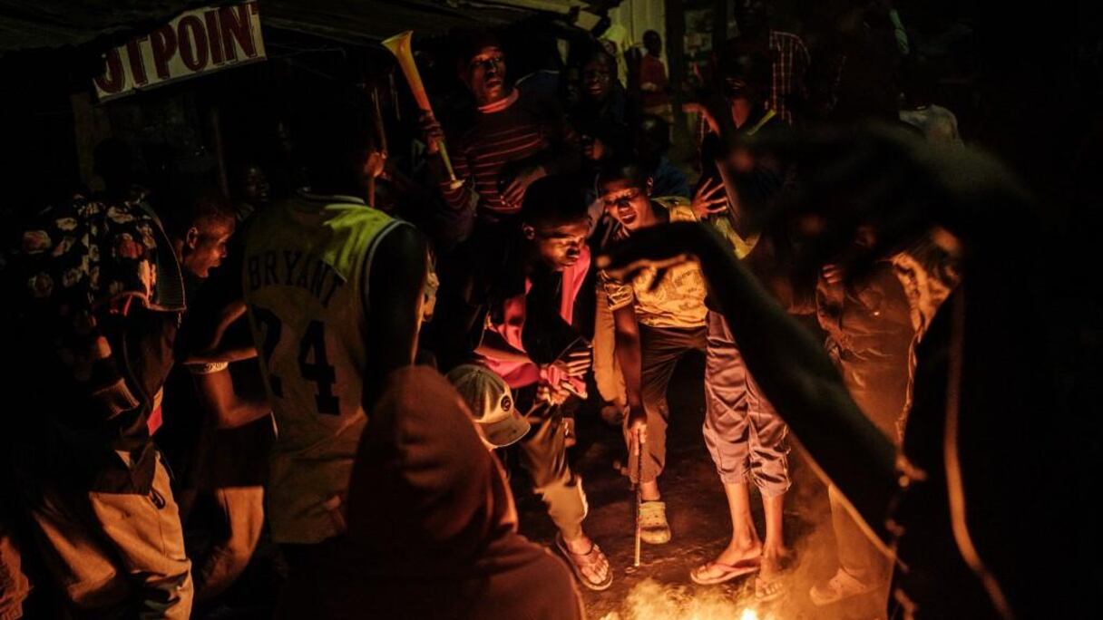 Toujours dans la rue du bidonville de Kibera à Nairobi, le 1er janvier 2021, encore la joie et sans restriction, malgré la pandémie qui continue de faire des victimes.