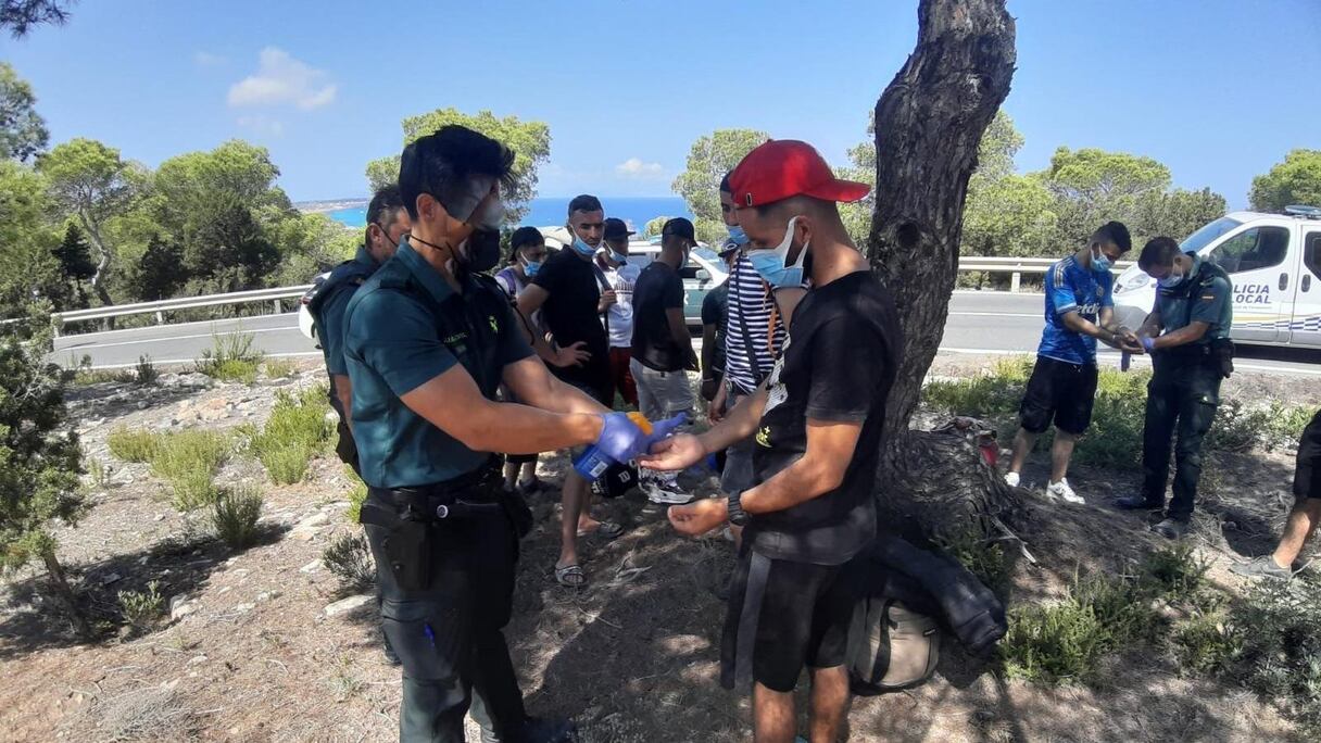 Une image de la Garde civile avec les Algériens arrivés en bateau ce dimanche à midi.