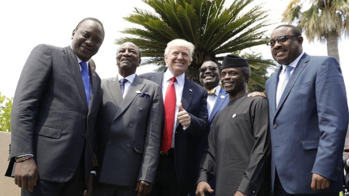 Au G7, le président américain Donald Trump pose avec le président kenyan Uhuru Kenyatta, le président de l'Union africaine Alpha Condé, le président de la Banque africaine de développement Akinwumi Adesina, le vice-président du Nigeria Yemi Osinbajo et le Premier ministre d'Ethiopie Hailemariam Desalegn.